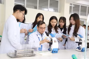 Thầy trò Trường Đại học Thành Đô (Hà Nội). Ảnh: NTCC