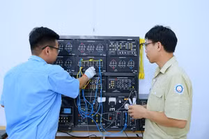 Giáo viên hướng dẫn thực hành cho sinh viên Trường Cao đẳng Nghề TPHCM.