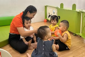 Giáo viên chăm sóc trẻ 6 - 18 tháng tuổi ở Trường Mầm non Măng Non 1 (Quận 10, TPHCM). Ảnh: M.A