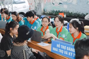 Tân sinh viên Trường Đại học Công Thương TPHCM tìm hiểu nhà trọ và KTX trong ngày nhập học 20/8. Ảnh: HUIT