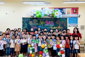 Cô trò lớp 1A3 năm học 2024 - 2025 Trường Tiểu học Văn Đức (Gia Lâm, Hà Nội). Ảnh: TG