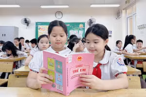 Học sinh Trường Tiểu học Thăng Long tìm hiểu về Luật Trẻ em.