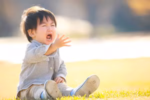 Nhiều bố mẹ dạy con rằng “Là con trai phải mạnh mẽ”, nhưng dường như câu nói đó vô tình khiến nhiều trẻ không dám thể hiện cảm xúc chân thực của mình. Ảnh minh họa: INT.