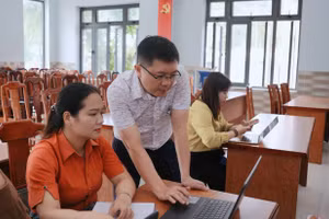 Giáo viên Phổ thông Dân tộc nội trú Tiểu học & THCS La Dêê được hướng dẫn xây dựng học liệu dạy học trên cơ sở sử dụng các ứng dụng AI. Ảnh: NTCC