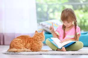 Cha mẹ cần hướng dẫn trẻ cách ứng xử với vật nuôi để đảm bảo an toàn. Ảnh minh họa.