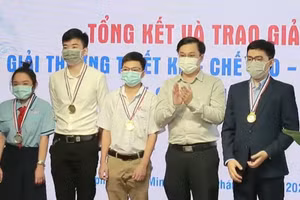 Hoàng Gia Phú (phải), thành viên nhóm nhận giải Giải thưởng Thiết kế - Chế tạo - Ứng dụng do Thành đoàn TPHCM với sản phẩm phần mềm kiểm soát bình luận. Ảnh: NVCC