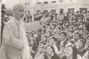 Chủ tịch Hồ Chí Minh nói chuyện với học sinh Trường Nghệ thuật Sân khấu Trung ương Hà Nội, năm 1961. (Ảnh tư liệu)