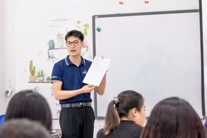 Thầy Lê Mai Tuấn Ly - giáo viên Trường THCS & THPT Phenikaa trong giờ dạy Địa lí.