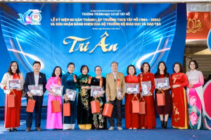 Trường THCS Tây Mỗ tặng quà tri ân các thế hệ cựu giáo chức. Ảnh: TG