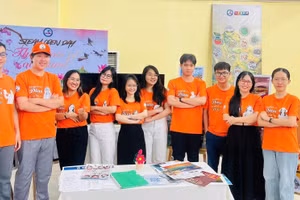 Học sinh Trường THPT chuyên Nguyễn Quang Diêu hào hứng tại Ngày hội STEAM môn Tiếng Anh với chủ đề “Roots of Our Land”. Ảnh: NVCC