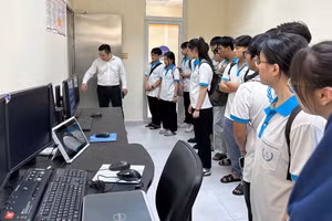 Sinh viên Bộ môn Vật lý hạt nhân, Trường Đại học Khoa học Tự nhiên (Đại học Quốc gia TPHCM) tham quan các thiết bị ứng dụng y học hạt nhân tại bệnh viện. Ảnh: HCMUS