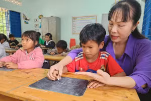 Cô Trần Thị Lệ hướng dẫn học sinh phép tính cộng. 