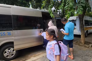 Một số học sinh Trường Tiểu học Hoàng Dư Khương được phụ huynh đăng ký theo học buổi thứ 2 tại các trung tâm lưu trú gần trường. Ảnh: Ánh Ngọc