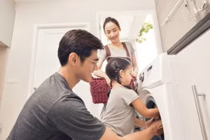 Những công việc gia đình phù hợp với độ tuổi là cơ hội để trẻ rèn tính tự lập và trách nhiệm. Ảnh: INT.