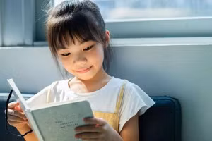 Việc cha mẹ dạy con tính kiên nhẫn từ nhỏ sẽ mang lại nhiều lợi ích. Ảnh minh họa.