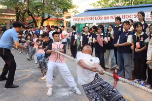 Học sinh Trường THCS Lê Độ (Sơn Trà, Đà Nẵng) tham gia hoạt động thể thao trong chương trình Hội trại truyền thống 26/3. Ảnh: NTCC