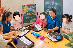 Các cô giáo tại Trung tâm Giáo dục đặc biệt Khánh Tâm hướng dẫn hoạt động thu hút, lôi cuốn các bạn nhỏ khám phá sau giờ học can thiệp. 