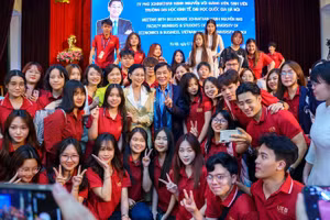 Tỷ phú Johnathan Hạnh Nguyễn truyền cảm hứng tới sinh viên Trường Đại học Kinh tế (Đại học Quốc gia Hà Nội). Ảnh: UEB