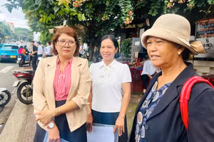 Cô giáo Nay H’Duyên (bên trái) đi thi với mong muốn làm gương cho con cái và học trò.