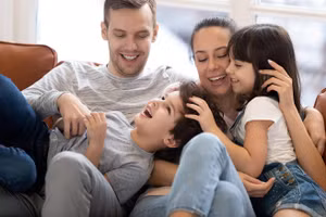 Cảm giác được yêu thương có tác động tích cực đến sự phát triển và sức khỏe tinh thần của trẻ. Ảnh: INT.