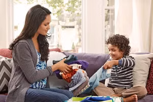 Việc biết cho đi sẽ mang lại nhiều lợi ích cho trẻ. Ảnh: ITN. 