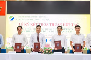 Đại diện các trường đại học tham gia ký kết thỏa thuận hợp tác tổ chức thi và sử dụng chung kết quả kỳ thi V-SAT. Ảnh: HUB