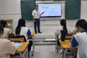 NGƯT Tô Ngọc Sơn trong giờ dạy. Ảnh: NVCC