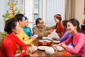 Trong xã hội nông nghiệp truyền thống, mô hình gia đình nhiều thế hệ cùng chung sống dưới một mái nhà từng là hình ảnh quen thuộc. Ảnh minh họa: ITN.