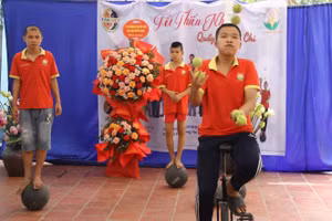 Một hoạt động giáo dục, hướng nghiệp cho trẻ tự kỷ tại Trung tâm Hỗ trợ phát triển hòa nhập Hoa Xuyến Chi. Ảnh: Sỹ Điền