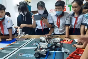 Học sinh Trường THCS Huỳnh Khương Ninh hào hứng trong giờ học trí tuệ nhân tạo. Ảnh: MA