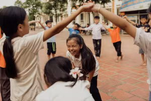 Vận động hoặc tham gia hoạt động nhóm giúp trẻ có kết nối ngoài đời thực. Ảnh minh họa.