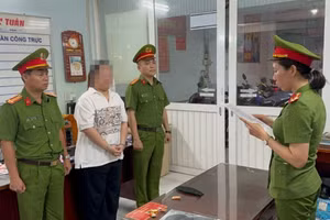 Cơ quan Cảnh sát điều tra Công an TPHCM đọc các quyết định khởi tố, bắt tạm giam đối với Nguyễn Phương Thanh - người có hành vi lừa đảo tư vấn du học, chiếm đoạt tài sản. Ảnh: CA TPHCM