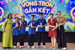 Sự phối hợp giữa nhà trường và gia đình có vai trò quan trọng trong giáo dục học sinh. Ảnh: Đình Tuệ