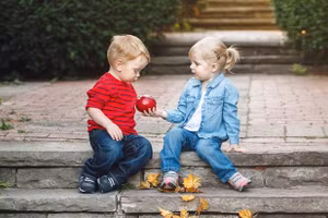 Trẻ quá hào phóng có thể bỏ qua cảm xúc của bản thân. Ảnh minh họa.