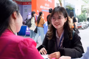 Học sinh tìm hiểu về ngành báo chí, truyền thông tại Ngày hội tư vấn, tuyển sinh hướng nghiệp năm 2025. Ảnh: TL