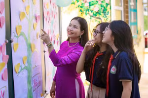 Cô, trò Trường Tiểu học & THCS 915 Gia Sàng (TP Thái Nguyên, Thái Nguyên). Ảnh: NVCC