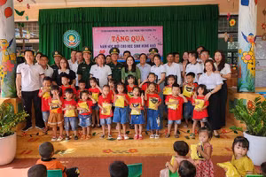 Giáo viên, học sinh ở địa bàn miền núi nhận được sự quan tâm của lãnh đạo Sở GD&ĐT và các cơ quan, đơn vị đầu năm học mới.