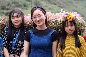 Hà My (giữa) cùng bạn và em nhỏ vùng cao.
