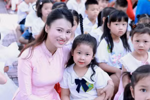 Cô và trò Trường Tiểu học Yên Nghĩa (Yên Nghĩa, Hà Nội). Ảnh: Đình Tuệ