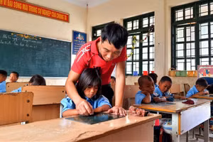 Luật Nhà giáo đã đề cập đến một số chính sách đặc thù nhằm thu hút giáo viên vùng khó. Ảnh: ITN