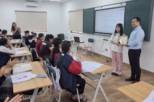 ThS Lê Trung Kiên và học trò Trường Phổ thông Phùng Hưng, Sóc Sơn, Hà Nội. Ảnh: NVCC