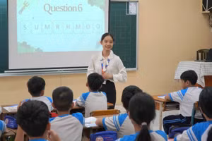 Cô, trò Trường Tiểu học Phan Văn Trị (TPHCM) trong giờ học Tiếng Anh. Ảnh: Lệ Nguyễn