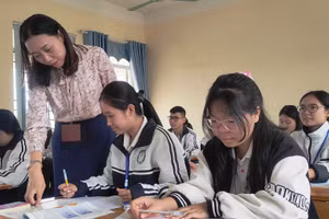 Nhà giáo Tiêu biểu Trương Thị Hòa và học trò ở trên lớp. Ảnh: Thế Lượng