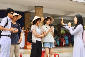 Học sinh Trường THPT Phan Châu Trinh với tiểu phẩm: Tìm hiểu các danh thắng của Quảng Nam - Đà Nẵng trong tiết học Hướng nghiệp, Giáo dục địa phương. Ảnh: NTCC
