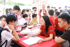 Thí sinh tìm hiểu thông tin tuyển sinh của trường đại học. Ảnh: ITN