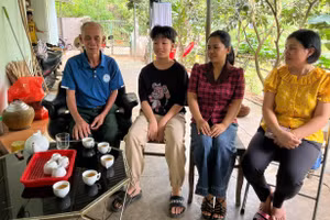 Cô Hồ Thị Bình (ngoài cùng bên phải) và cô Hoàng Thị Hương thăm, động viên ông cháu Ngọc Hân trong dịp hè.