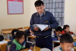 10 năm sau ngày lấy vợ, Sùng A Chai đã trở thành thầy giáo.