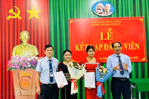 Y Thu (thứ 2 từ trái sang) được kết nạp Đảng khi vừa tròn 18 tuổi. Ảnh: Dung Nguyễn