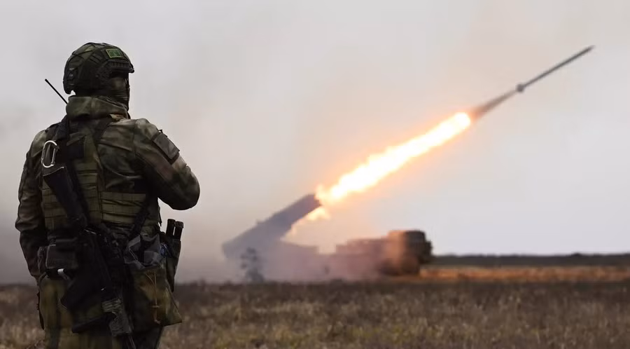 Quân nhân Nga bắn hệ thống phóng loạt BM-27 Uragan.
