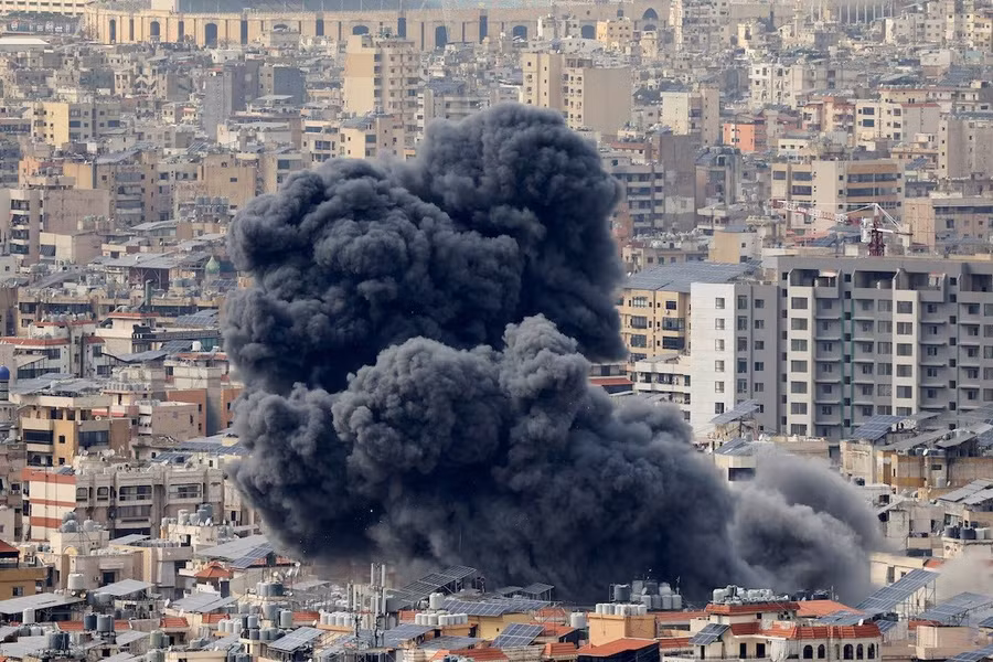 Khói bốc lên ở vùng ngoại ô phía nam Beirut, Lebanon sau cuộc không kích của Israel sau khi ban hành cảnh báo sơ tán cho khu vực này, nhìn từ Baabda, Lebanon. Ảnh: REUTERS.